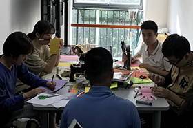  千里留學(xué)英才梦    秋风圆月异乡情